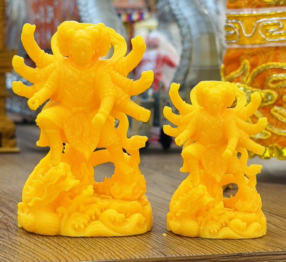 站身三頭六臂太子