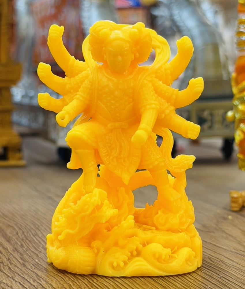 站身三頭六臂太子